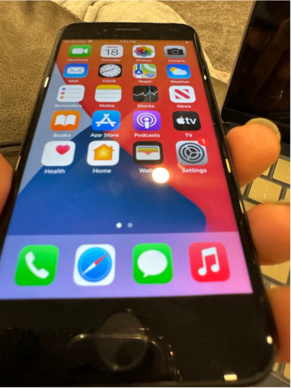 Apple iPhone 7 32GB Black Factory Unlocked Smartphone – 80% Battery Health - Picture 8 of 10